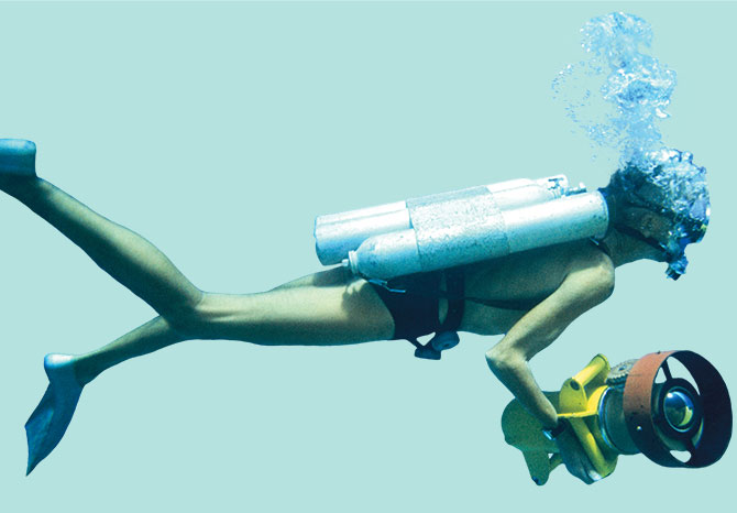Enlargeable photo of A swimming person wearing oxygen tanks and a snorkel holding a tool